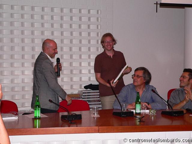 AT82.jpg - Consegna della "copia omaggio" dell'Atlante dal Presidente all'Autore Stefano Anghileri (foto di Livio Perego)
